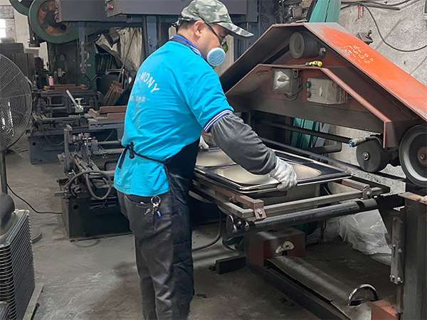 生產(chǎn)不銹鋼洗菜盆廠家在進行拉伸生產(chǎn)