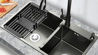 廚房洗菜盆怎么裝？試試裝這種黑色洗菜盆，高顏值又不易刮花