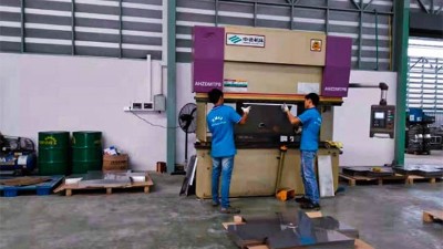 不銹鋼手工洗菜盆廠家的生產(chǎn)實景是這樣子的！